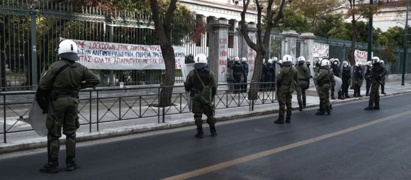 Ο αρχηγός της ΕΛ.ΑΣ. μοιράζει ρεπό σε όσους συμμετείχαν στα μέτρα για την επέτειο του Πολυτεχνείου